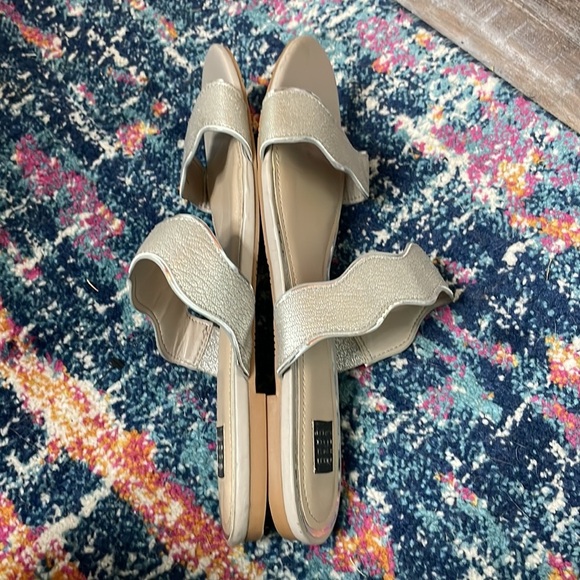 WHBM Silver Brynn Cobblestone Flat Sandals - Picture 7 of 8